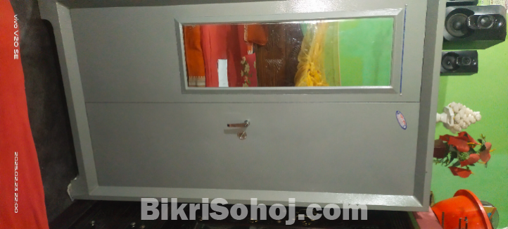 আলমারি নতুন এক মাস ব্যবহার করা হয়েছে